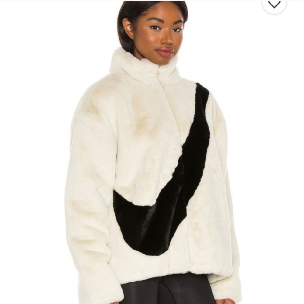 Nike Jacket 🤍🖤